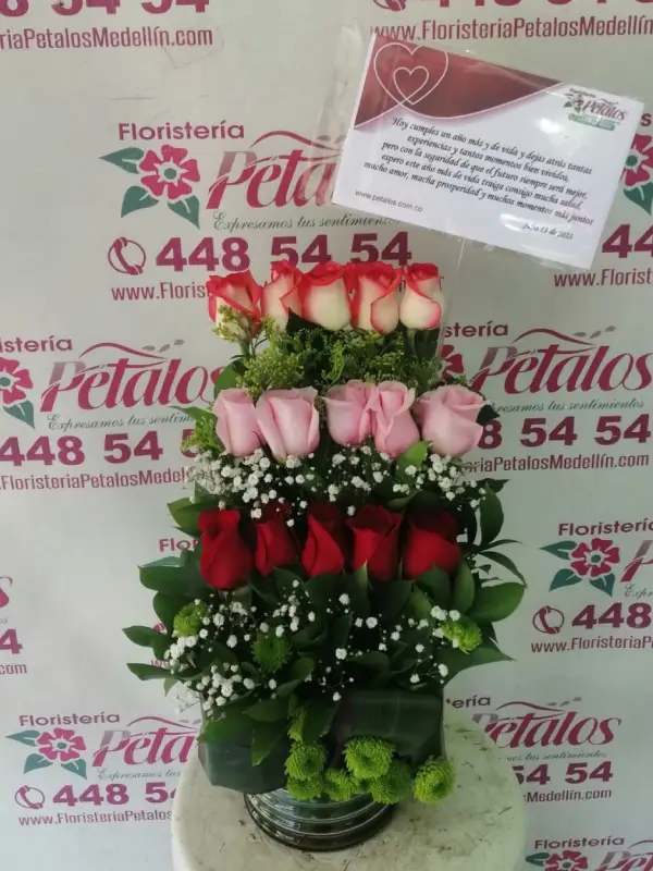 flores-floristeria-medellin-como-vive-esa-rosa-que-has-prendido-junto-a-tu-corazon-floristeria-medellin